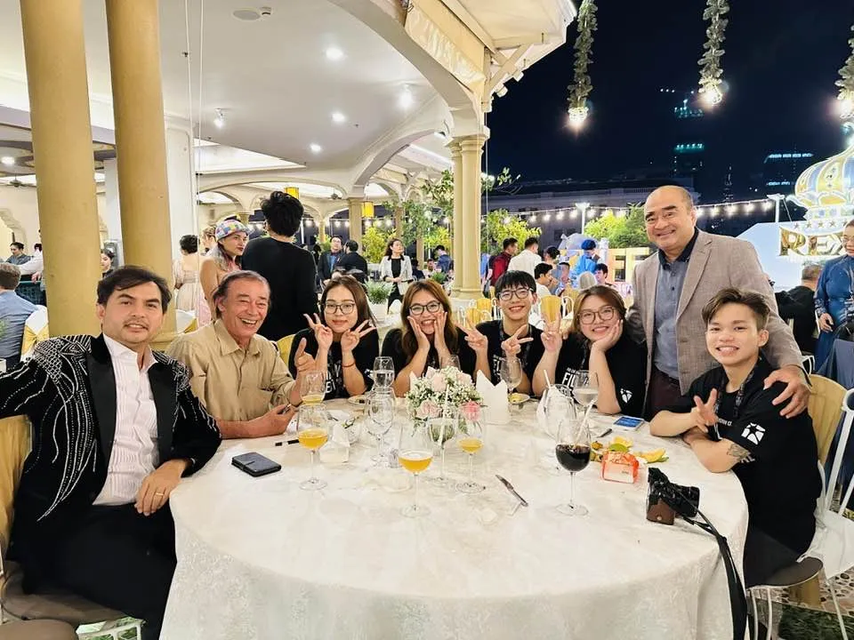 Đạo diễn Nhâm Minh Hiền buồn tiễn biệt: "Hình ảnh gặp em Đức Tiến ở LHP HIFF. Anh em mình còn nói với nhau là sẽ nên duyên một phim. Đời là vô thường. Thương tiếc em. Chào em nhé. Em đã rời xa cõi tạm đầy dấu ấn này" . duc-tien6.jpg