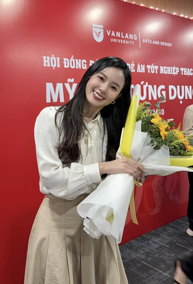 Vào cuối tháng 3, Midu bảo vệ thành công đề án tốt nghiệp, đạt á khoa chuyên ngành Mỹ thuật ứng dụng tại Đại học Văn Lang TP.HCM. midu.jpg
