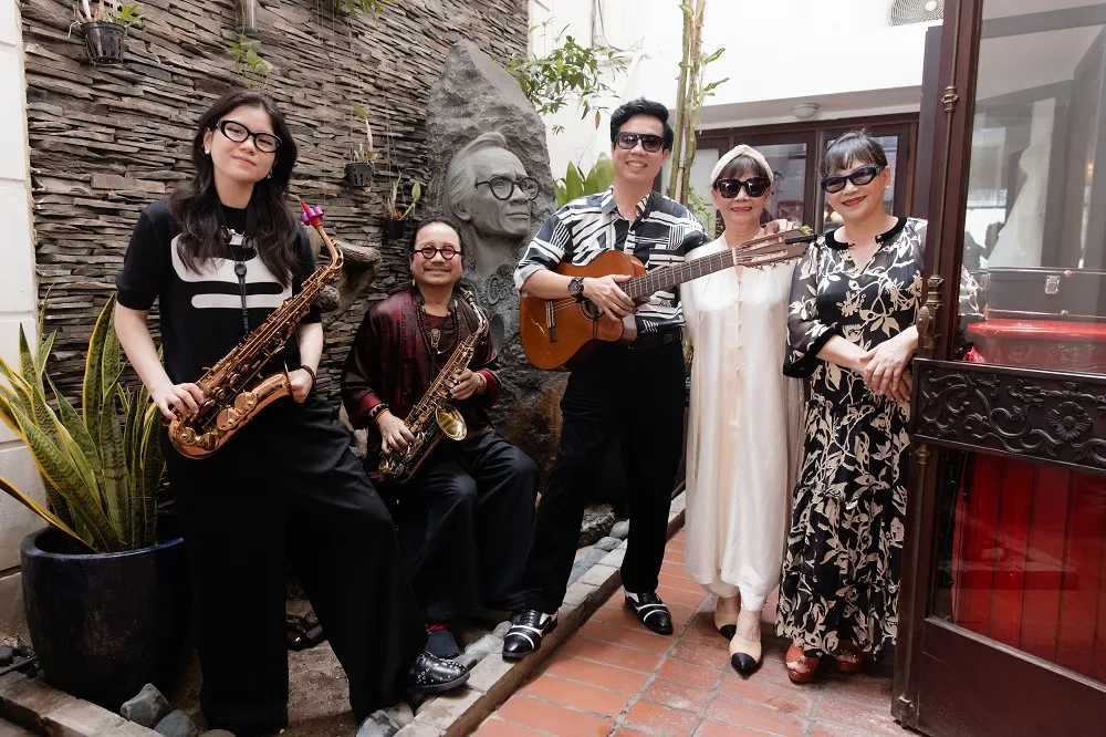 Từ trái qua: Nghệ sĩ saxophone An Trần, Trần Mạnh Tuấn, ca sĩ Tấn Sơn, nhà thiết kế Trịnh Hoàng Diệu, ca sĩ Trịnh Vĩnh Trinh trinh-cong-son1.jpg