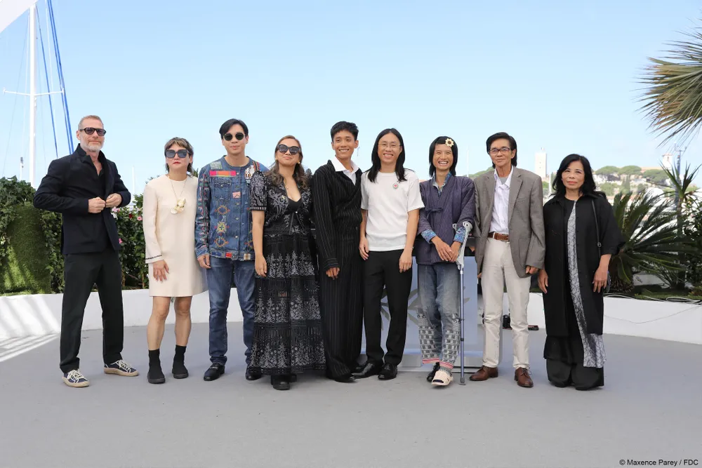 Đoàn phim "Viet and Nam" (Đạo diễn Trương Minh Quý) tại buổi công chiếu ở Liên hoan phim Cannes hôm 23-5. Ảnh: BTC Liên hoan phim Cannes