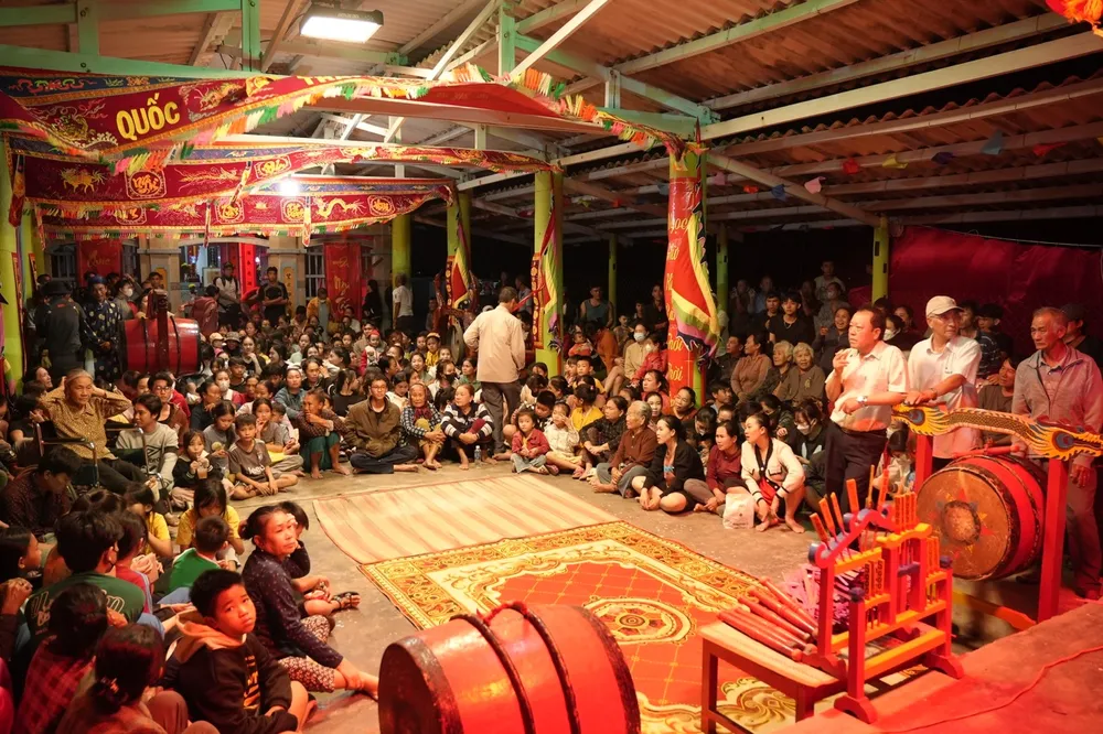 Tại đây, Lý Hải chọn Ninh Thuận và tái hiện lễ hội nghinh ông nhộn nhịp, mang đậm không khí miền biển. lat-mat-7-3.jpeg
