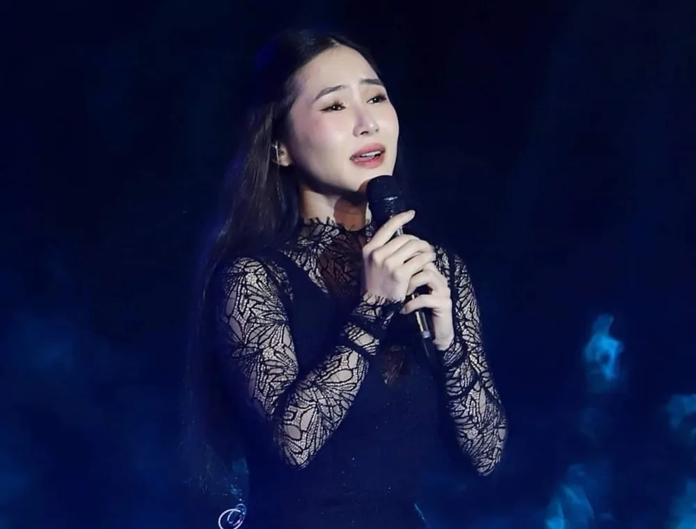 Ca sĩ Hương Tràm trong đêm nhạc tại Hà Nội. Ảnh: FBNV Hương Tràm
