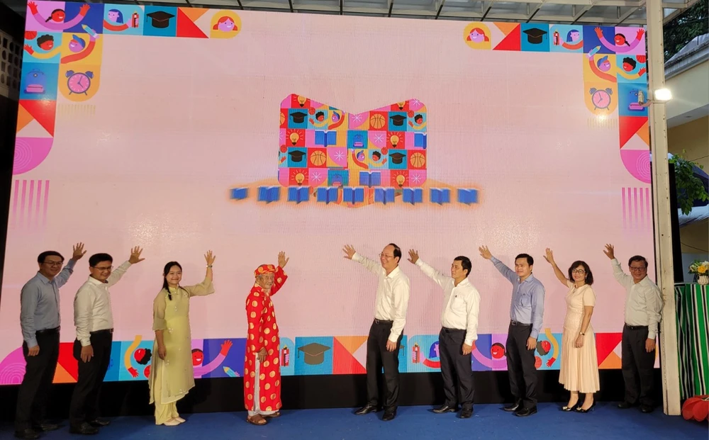 Ông Nguyễn Hồ Hải, Phó Bí thư thường trực Thành uỷ TP.HCM cùng các lãnh đạo, đại sứ văn hoá đọc thực hiện nghi thức khai mạc hoi-sach-thieu-nhi-tphcm1.jpg