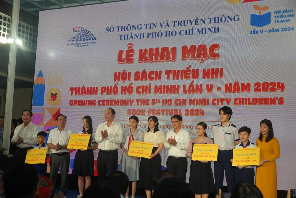 Cũng tại buổi lễ khai mạc, Sở TT&TT TP.HCM cũng đã trao tặng 5 tủ sách là những tác phẩm của Nhà văn Nguyễn Nhật Ánh - Đại sứ Văn hóa đọc TP.HCM cho 5 trường tiểu học thuộc các huyện ngoại thành. hoi-sach-thieu-nhi-tphcm4.jpg
