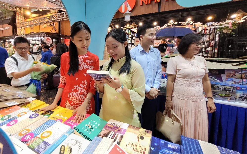 Các bạn nhỏ thích thú với các tựa sách được trưng bày. hoi-sach-thieu-nhi-tphcm5.jpg