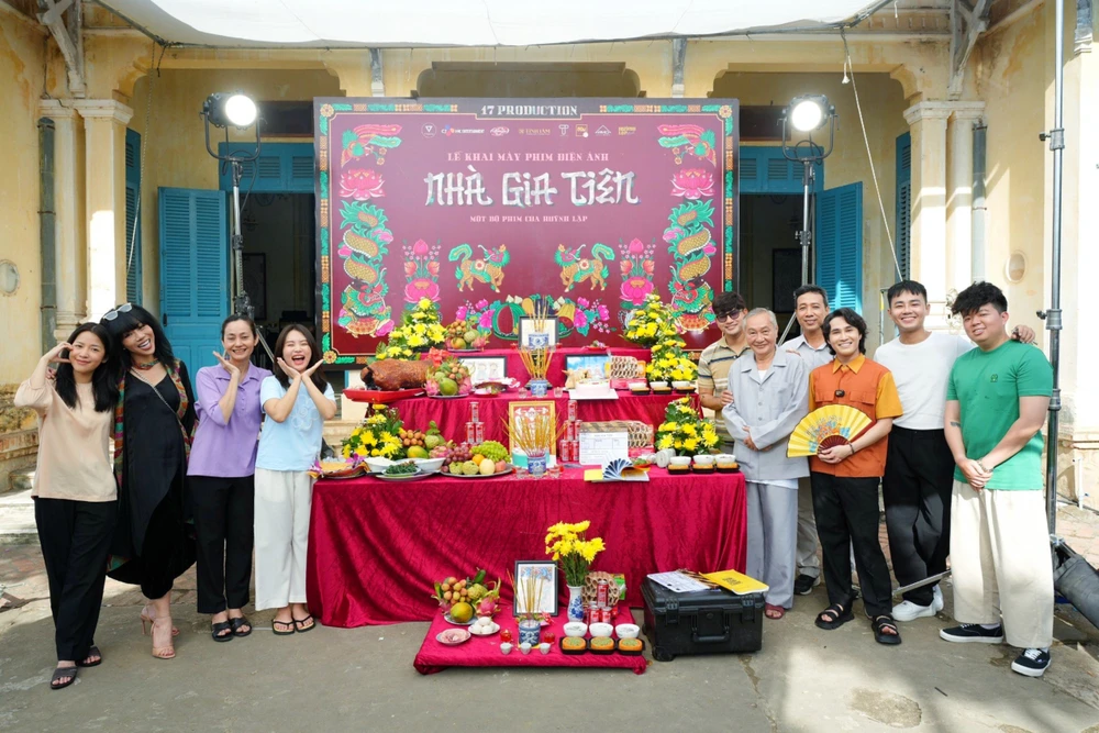 Huỳnh Lập, Phương Mỹ Chi cùng các diễn viên trong buổi khai máy. Ảnh: ĐPCC phuong-my-chi1.jpg