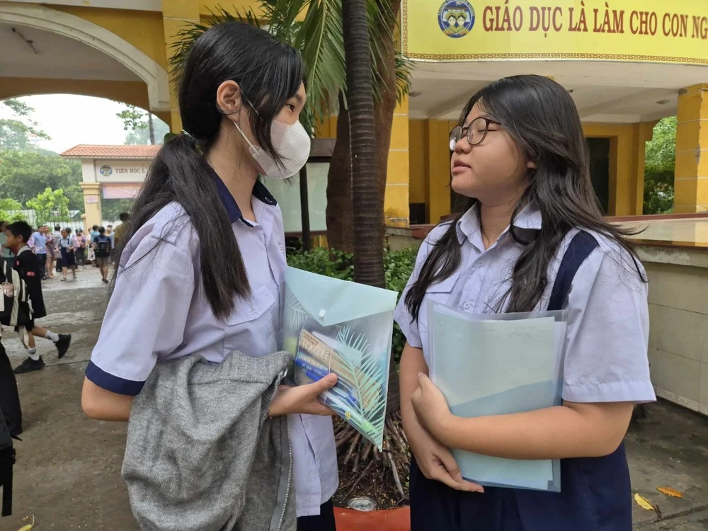 Em Bảo Nhi và Thảo Nguyên vừa trải qua bài thi môn Văn chuyên tương đối nhẹ nhàng. Cả hai em đều nhận xét đề thi năm nay khá vừa sức và dự đoán có thể đạt được 6 điểm. Cấu trúc đề Văn không thay đổi. Đặc biệt đối với phần nghị luận văn học thì tập trung vào đặc trưng của thể loại. Thi vào lớp 10