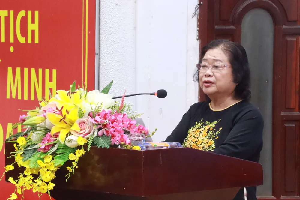 Bà Trương Mỹ Hoa, Chủ tịch Quỹ học bổng Vừ A Dính, Chủ nhiệm CLB Vì Hoàng Sa – Trường Sa thân yêu phát biểu. quy-hoc-bong-vu-a-dinh.JPG