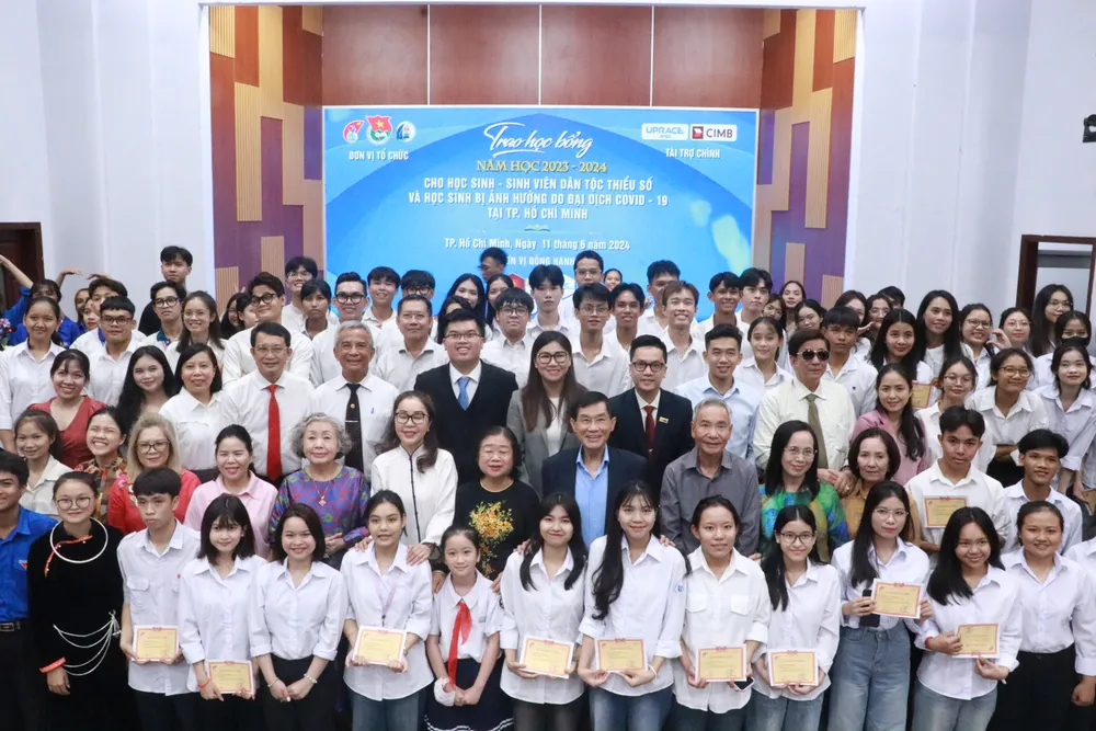 Các em học sinh, sinh viên nhận học bổng chụp hình lưu niệm với các mạnh thường quân và Chủ tịch Quỹ học bổng Vừ A Dính. quy-hoc-bong-vu-a-dinh1.JPG