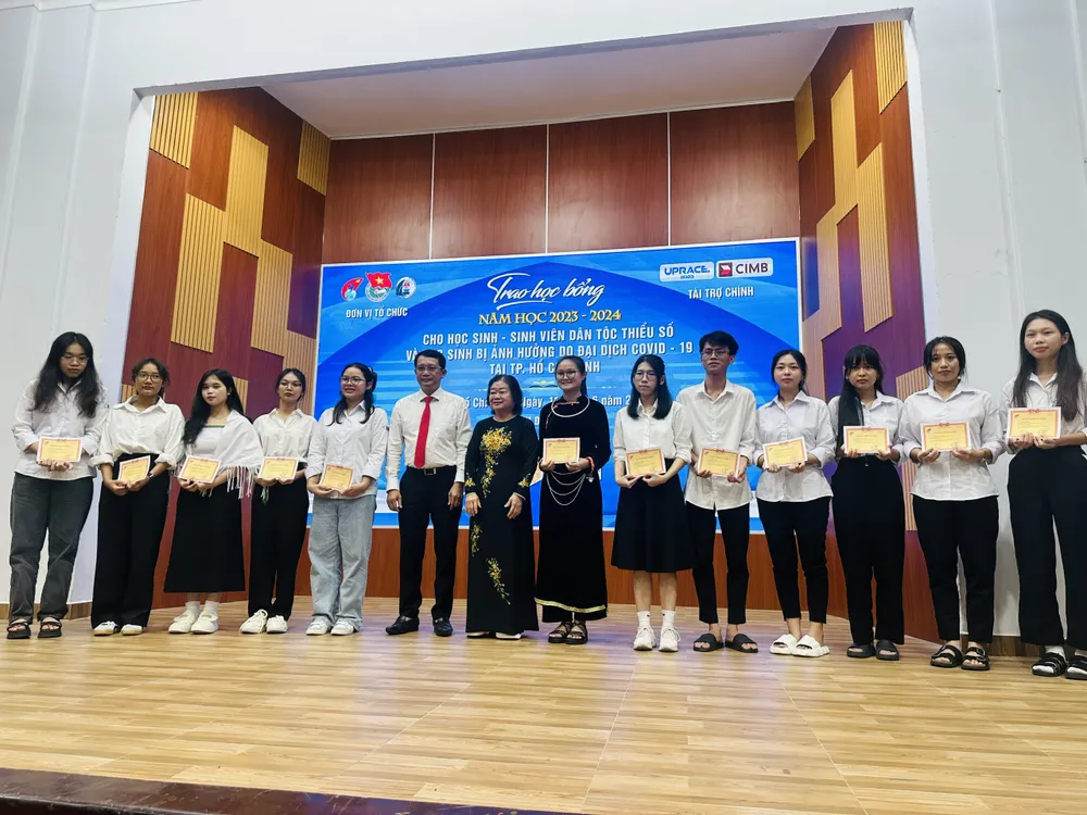 Trao học bổng cho các bạn sinh viên dân tộc thiểu số vượt khó. quy-hoc-bong-vu-a-dinh2.jpg