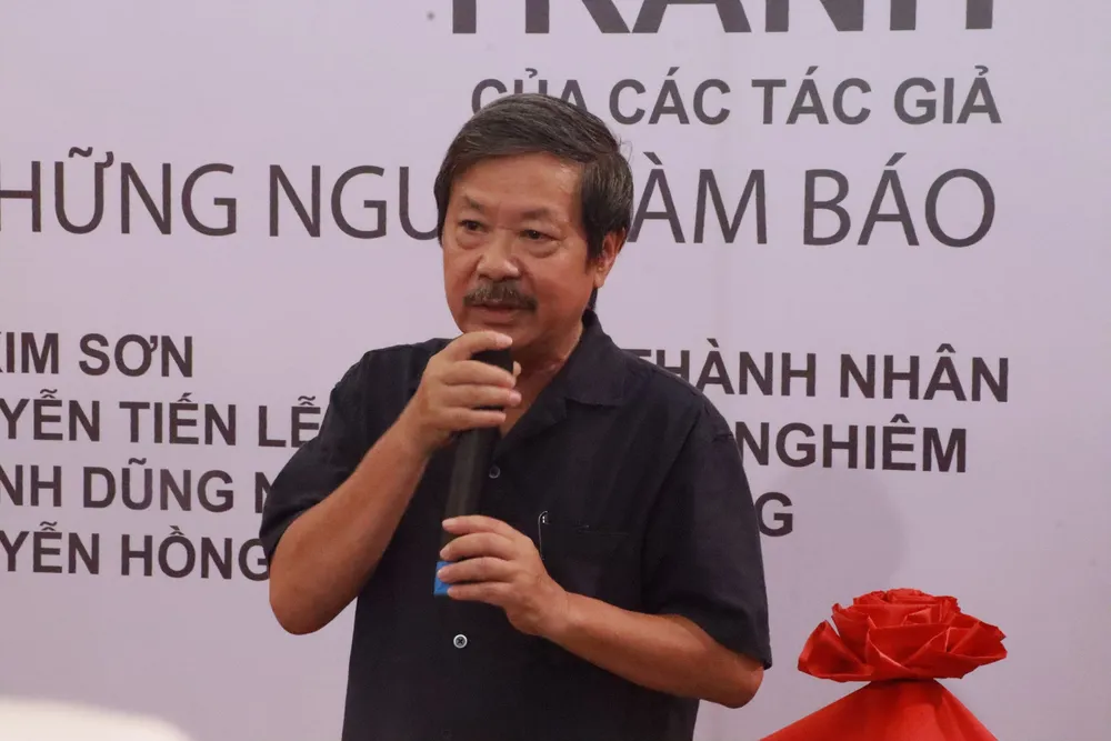 Nhà báo Nguyễn Tiến Lễ. trien-lam-tranh3.png