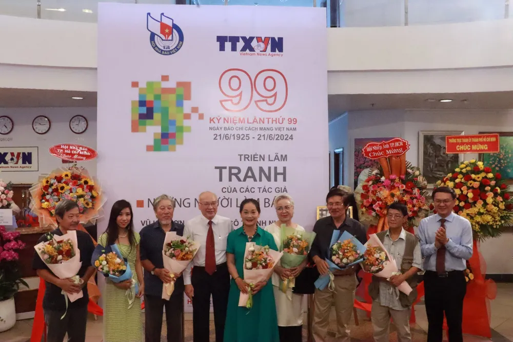 Ông Phan Nguyễn Như Khuê, Trưởng ban Tuyên giáo Thành Ủy và ông Lâm Đình Thắng, Giám đốc Sở TT&TT TP.HCM tặng hoa tại triển lãm tranh. trien-lam-tranh4.png