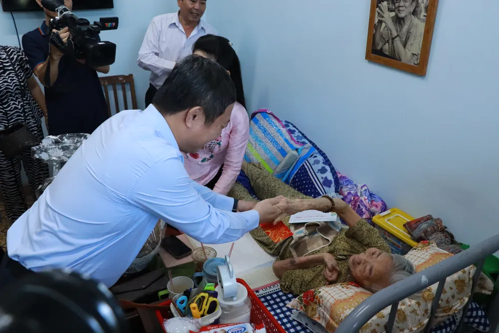 Ông Dương Anh Đức, thời điểm là phó chủ tịch UBND TP.HCM, đã đến tận giường thăm nghệ sĩ Ngọc Bê hồi 27-2. Ảnh: V.H nghe-si-ngoc-be (2).JPG