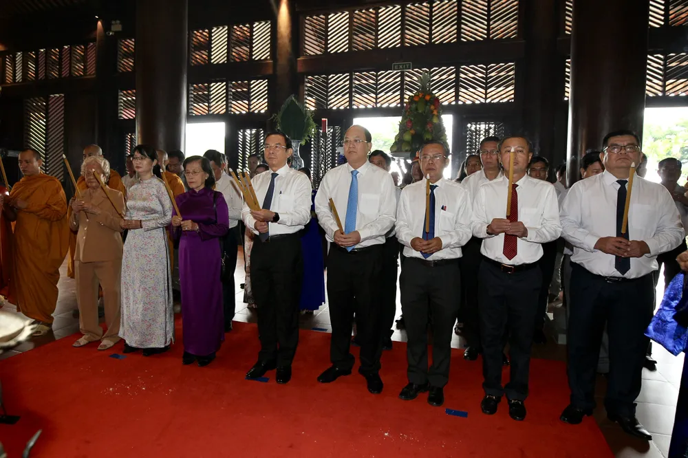 Tham dự lễ giỗ, có ông Nguyễn Văn Nên, Bí thư Thành uỷ TP.HCM; ông Nguyễn Hồ Hải, Phó Bí thư Thường trực Thành ủy TPHCM; bà Phạm Phương Thảo, nguyên Phó Bí thư Thành ủy TPHCM… cùng dâng hương tưởng nhớ Đức Lễ Thành hầu Nguyễn Hữu Cảnh. Ảnh: DŨNG PHƯƠNG lễ giỗ Đức Lễ thành hầu Nguyễn Hữu Cảnh