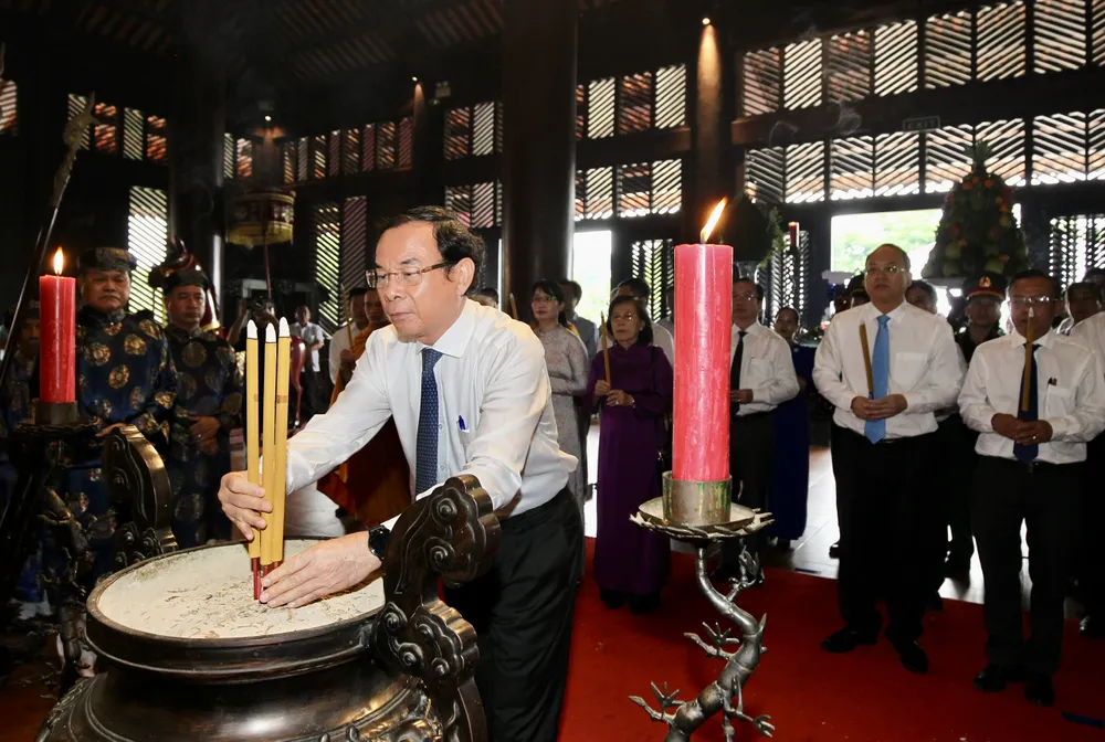 Ông Nguyễn Văn Nên, Bí thư Thành uỷ TP.HCM dâng hương tại lễ giỗ Đức Lễ Thành hầu Nguyễn Hữu Cảnh. Ảnh: DŨNG PHƯƠNG duc-le-thanh-hau-nguyen-huu-canh1.jpg