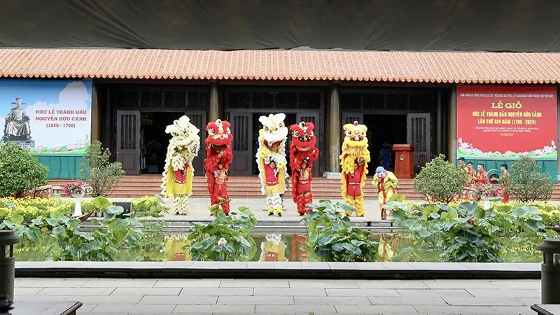 Múa lân trong lễ giỗ Đức Lễ thành hầu Nguyễn Hữu Cảnh. Ảnh: DŨNG PHƯƠNG duc-le-thanh-hau-nguyen-huu-canh3.jpg