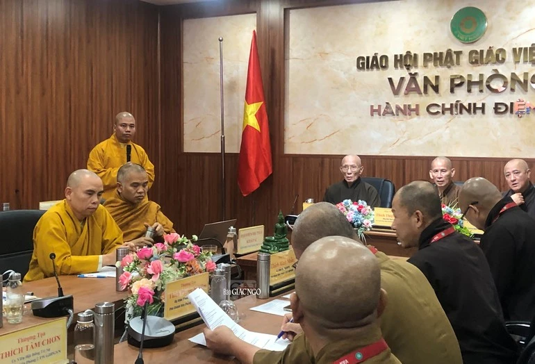 Đại đức Thích Nhuận Đức trong buổi họp kỷ luật tại Văn phòng II Trung ương Giáo hội Phật giáo Việt Nam vì những phát ngôn và thuyết giảng sai với tôn chỉ, giáo lý, giáo luật Phật giáo; đồng thời vi phạm các quy tắc thuyết giảng của Ban Hoằng pháp Trung ương Giáo hội Phật giáo Việt Nam; làm suy giảm niềm tin của xã hội đối với Phật giáo và giáo hội. Ảnh: Giác ngộ Đại đức Thích Nhuận Đức