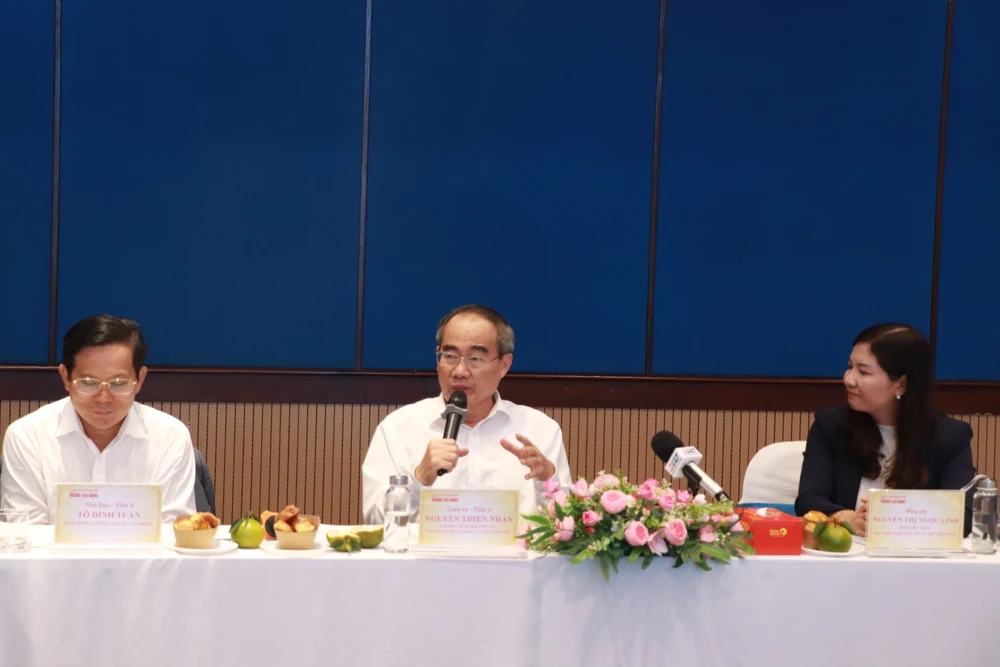 GS.TS Nguyễn Thiện Nhân cho rằng Internet, điện thoại thông minh giúp con người giải quyết công việc nhanh hơn. Vì vậy hãy tận dụng để dành quỹ thời gian còn lại cho gia đình thay vì “đối đầu” với những công nghệ hiện đại. nguyen-thien-nhan2.JPG