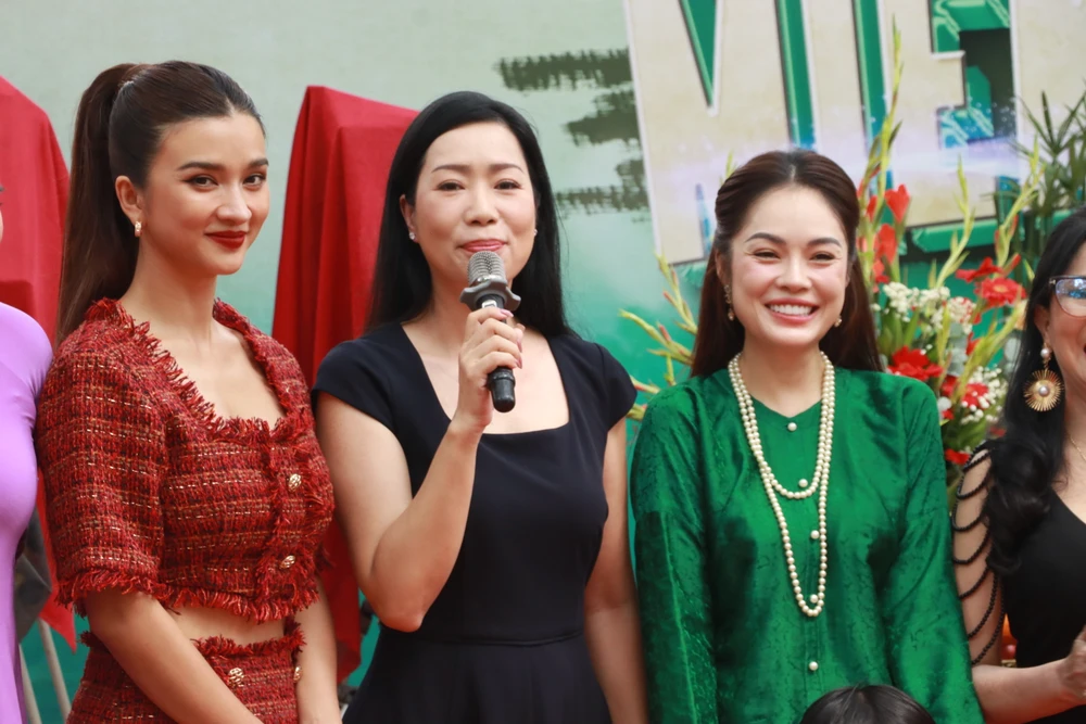Còn với NSND Trịnh Kim Chi, nữ nghệ sĩ bày tỏ niềm vui vì lại được kết hợp với đạo diễn Xuân Phước và tiết lộ khi nhận được lời mời đã đồng ý ngay dù chưa biết là vai gì. mien-ao-vong3.JPG