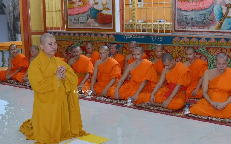 Đại đức Thích Nhuận Đức quỳ sám hối trước chư Tăng Nam tông Khmer, xin lỗi đồng bào Khmer vì những lời và thái độ khiếm nhã đối với bà con Khmer trong một video năm 2023 - Ảnh: Giác Ngộ Online. Đại đức Thích Nhuận Đức