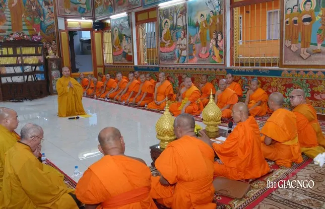 Đại đức Nhuận Đức quỳ trước chư vị giáo phẩm và chư Tăng khẩn thiết sám hối và bày tỏ lời xin lỗi đối với đồng bào Khmer vì những lời nói và thái độ khiếm nhã, bỡn cợt. dai-duc-thich-nhuan-duc3.jpg