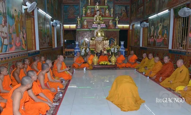 Đại đức Nhuận Đức phủ phục sám hối trước chư Tăng dai-duc-thich-nhuan-duc4.jpg