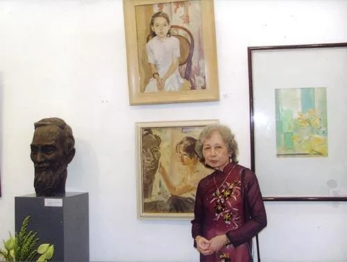 Nhà giáo Nguyễn Minh Thúy bên tranh sau khi được phục chế. nha-giao-nguyen-minh-thuy.jpg