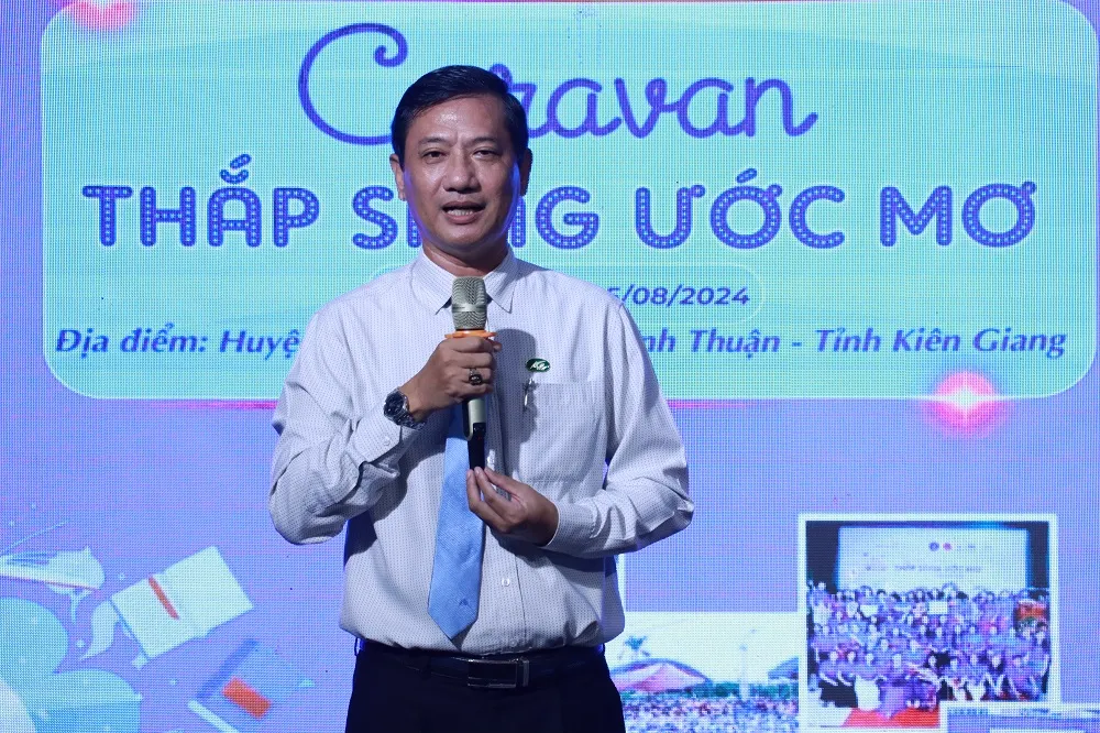Ông Lê Văn Chuyển, Giám đốc Đài Phát thanh và Truyền hình tỉnh Kiên Giang phát biểu thap-sang-uoc-mo1.JPG