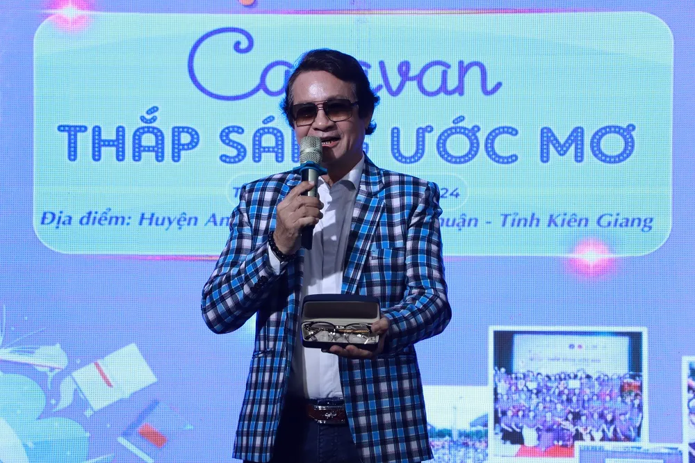 Diễn viên Hoàng Thanh, gương mặt quen thuộc với khán giả qua các bộ phim truyền hình, đấu giá tại chương trình cặp mắt kính gắn bó với anh khi thể hiện vai diễn Thủ tướng Võ Văn Kiệt. thap-sang-uoc-mo2.JPG
