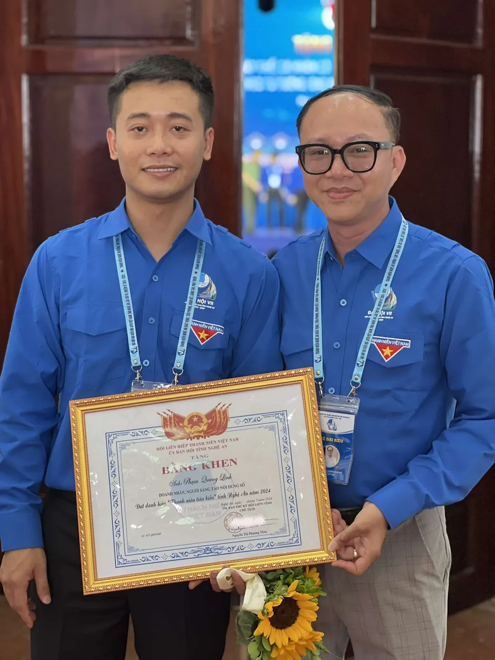 Quang Linh Vlog nhận bằng khen "Thanh niên tiêu biểu tỉnh Nghệ An 2024" quang-linh-vlog1.jpg