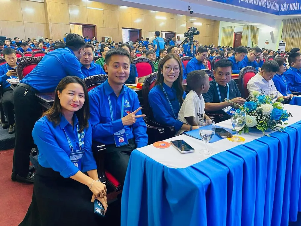 Quang Linh Vlog cùng MC Khánh Vy, cậu bé Lôi Con và team Châu Phi tại đại hội. Ảnh: Nghệ An Quang Linh Vlog
