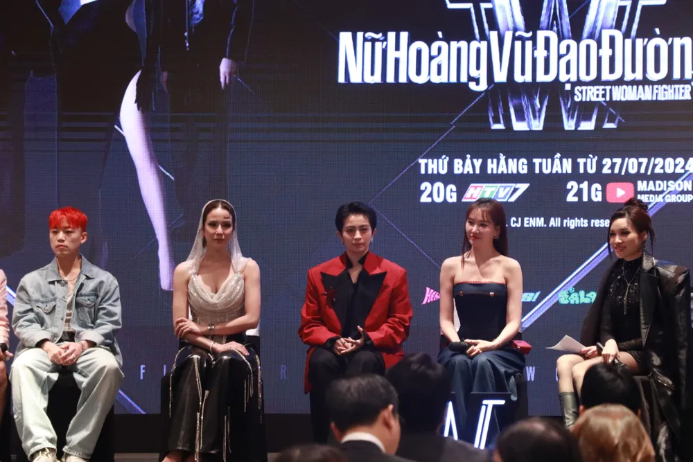 Từ trái sang: Wootae, Diệp Lâm Anh, Gil Lê (MC) và Hariwon. Nữ hoàng vũ đạo đường phố