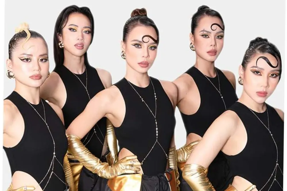 Gia Linh (nhóm trưởng-giữa) và các thành viên F.E.D Crew nu-hoang-vu-dao-duong-pho5.jpg