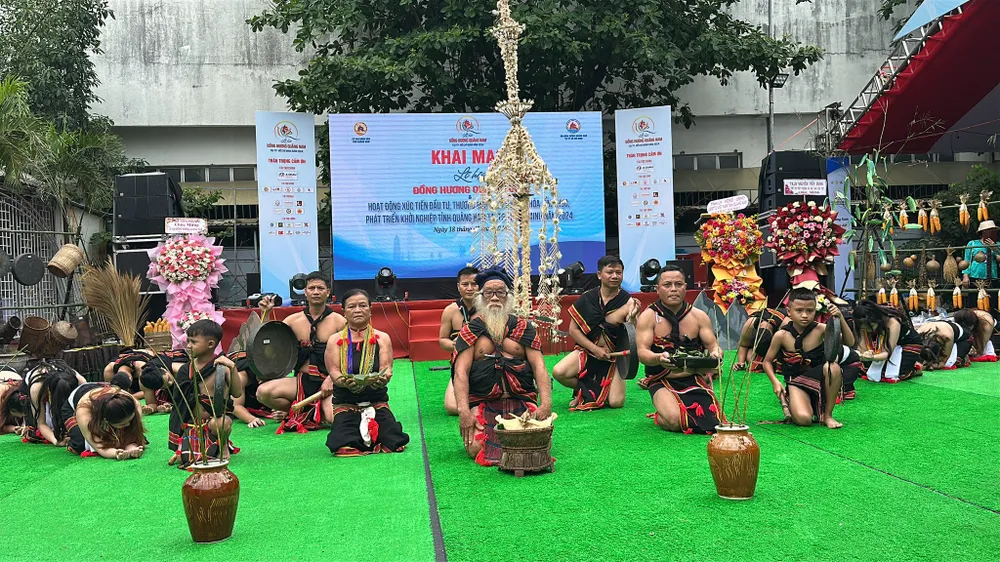 Đội cồng chiêng của của đồng bào người Ca Dong Bắc Trà My tỉnh Quảng Nam vào biểu diễn. Đội nghệ thuật đã tái hiện lại lễ cầu mưa của đồng bào Ca Dong. le-hoi-dong-huong-quang-nam.jpg