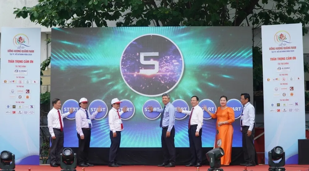 Các lãnh đạo tỉnh Quảng Nam thực hiện nghi thức khai mạc Lễ hội đồng hương Quảng Nam