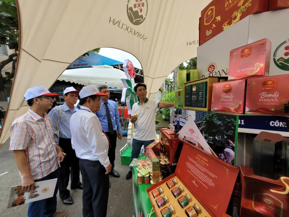 Lãnh đạo UBND tỉnh Quảng Nam tham quan các gian hàng. Tại lễ hội, có 80 gian hàng OCOP, công nghiệp nông thôn tiêu biểu và khởi nghiệp của tỉnh Quảng Nam và 30 gian hàng doanh nghiệp của bà con đồng hương; giới thiệu, quảng bá và xúc tiến thương mại các sản phẩm tiêu biểu của tỉnh. le-hoi-dong-huong-quang-nam-tai-tphcm6.jpg