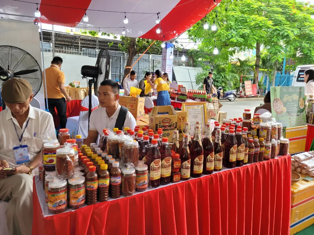 Nhiều sản phẩm đặc trưng của người dân Quảng Nam được bày bán. le-hoi-dong-huong-quang-nam-tai-tphcm7.jpg