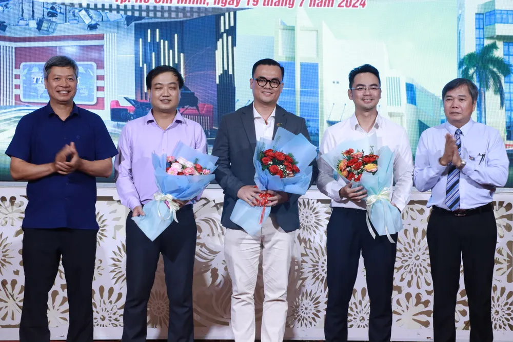 Ông Hồ Quang Bửu, Phó Chủ tịch UBND tỉnh Quảng Nam và ông Mai Tư Giám đốc Đài Phát thanh - truyền hình Quảng Nam trao hoa cho nhà báo Lữ Phúc Hoàng (giữa), Trưởng văn phòng đại diện của Đài Phát thanh - Truyền hình Quảng Nam tại TP.HCM và các phóng viên Đài Phát thanh - Truyền hình Quảng Nam