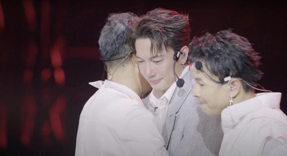 S.T Sơn Thạch nghẹn ngào khi nhắc về ba anh-trai-vuot-ngan-chong-gai.png