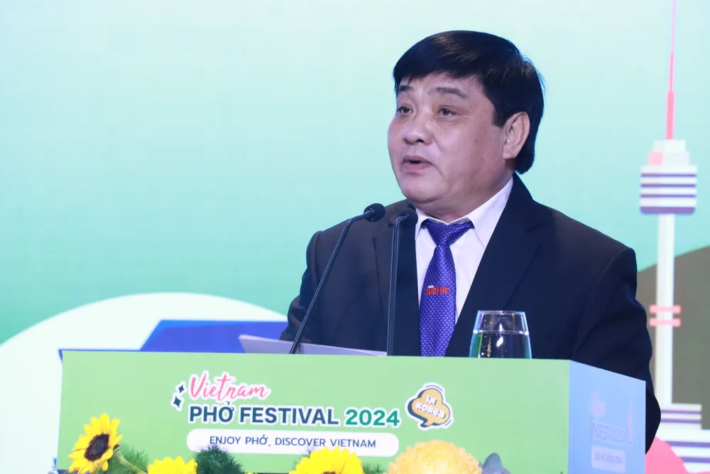 Ông Lê Thế Chữ, Tổng biên tập báo Tuổi Trẻ phát biểu vietnam-pho-festival1.JPG
