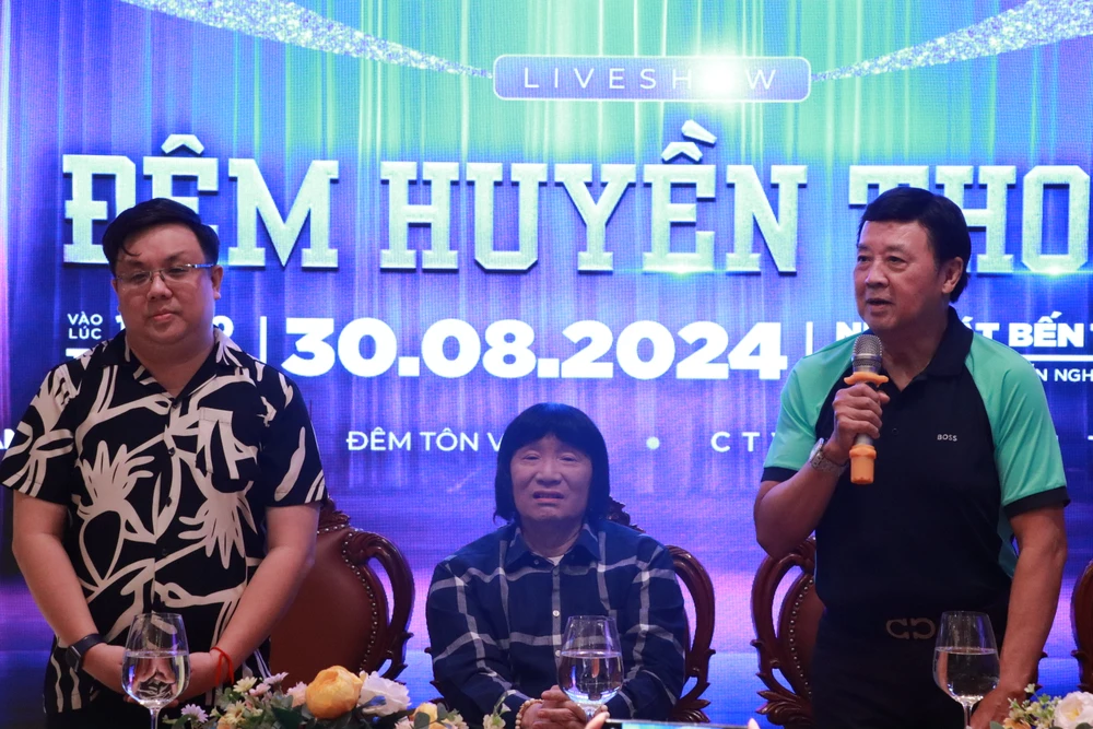 Từ trái sang: Ông bầu Gia Bảo, NSND Minh Vương và NSƯT Bảo Quốc. dem-huyen-thoai.JPG