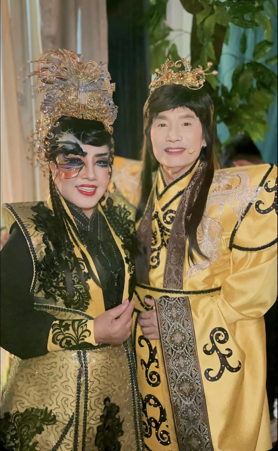 Đặc biệt, trong liveshow này, lần đầu tiên NSND Minh Vương kết hợp với NSND Lệ Thủy thể hiện trích đoạn "Người tình trên chiến trận". dem-huyen-thoai1.jpg