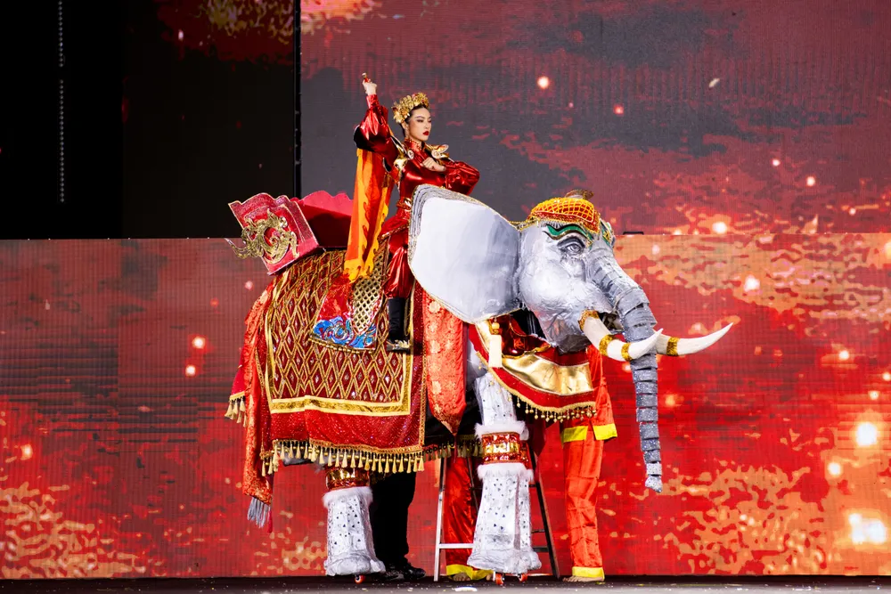 Thí sinh Bùi Lý Thiên Hương trong trang phục dân tộc lấy cảm hứng từ nhân vật lịch sử là Hai Bà Trưng. Ảnh: BTC Miss Grand Vietnam 2024