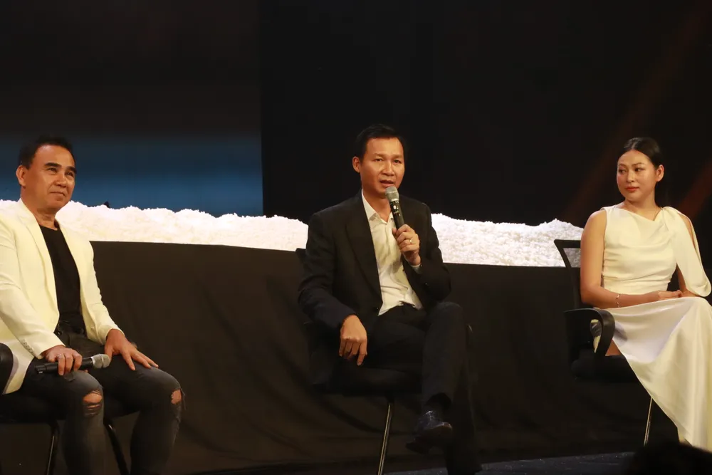 Đạo diễn Vũ Thành Vinh (giữa) chia sẻ tại buổi gặp gỡ báo chí. phim-hai-muoi.JPG
