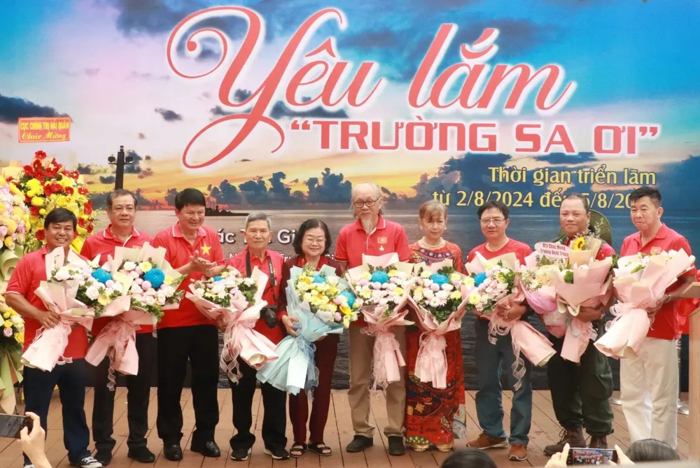 Bà Trương Mỹ Hoa cùng các nhiếp ảnh gia Yêu lắm Trường Sa ơi