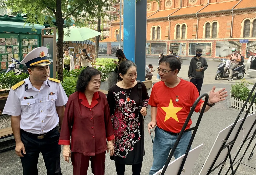 Bà Trương Mỹ Hoa, Chủ tịch Quỹ học bổng Vừ A Dính, Chủ nhiệm CLB Vì Hoàng Sa Trường Sa thân yêu tham dự triển lãm. yeu-lam-truong-sa-oi1.jpg