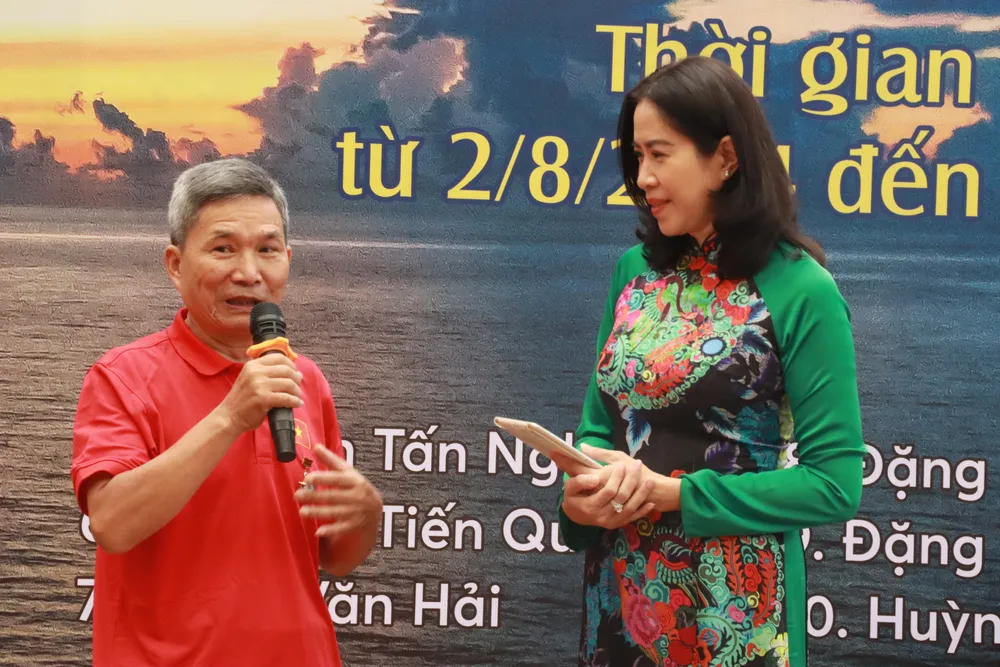 Bên cạnh đó, nhiếp ảnh gia Thân Văn Hải cho biết đặt chân đến Trường Sa ông vô cùng cảm xúc khi cảm nhận được tinh thần gìn giữ biển đảo của những người chiến sĩ nơi biển đảo. yeu-lam-truong-sa-oi2.JPG