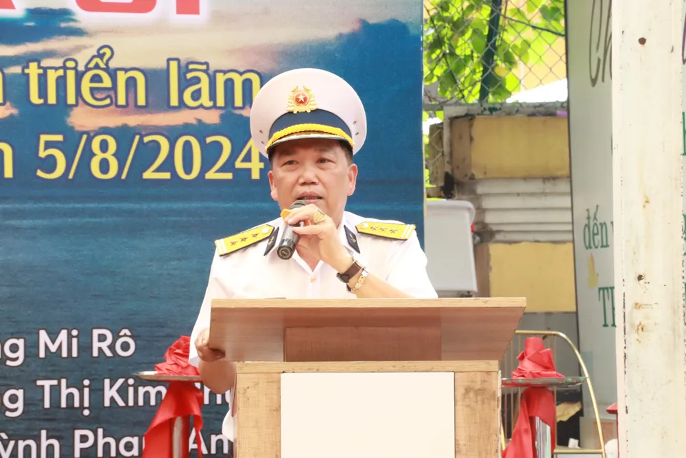 Thượng tá Lê Hồng Quang, Phó chính ủy Lữ đoàn 125 Hải quân. yeu-lam-truong-sa-oi6.JPG