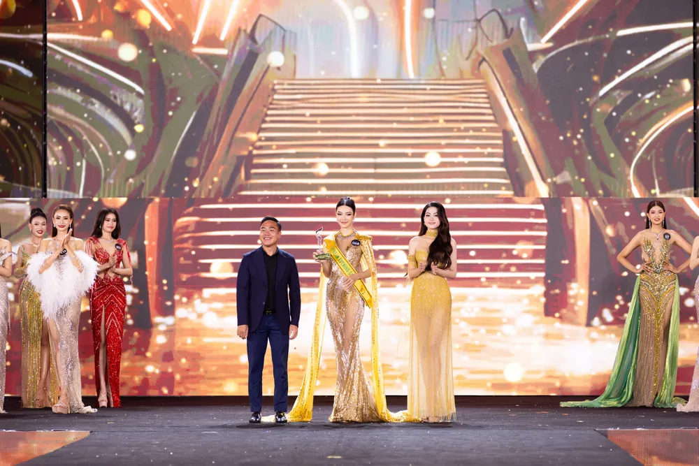 Bùi Lý Thiên Hương nhận giải Trang phục dạ hội đẹp nhất; Bùi Lý Thiên Hương - Best Evening Gown.jpg