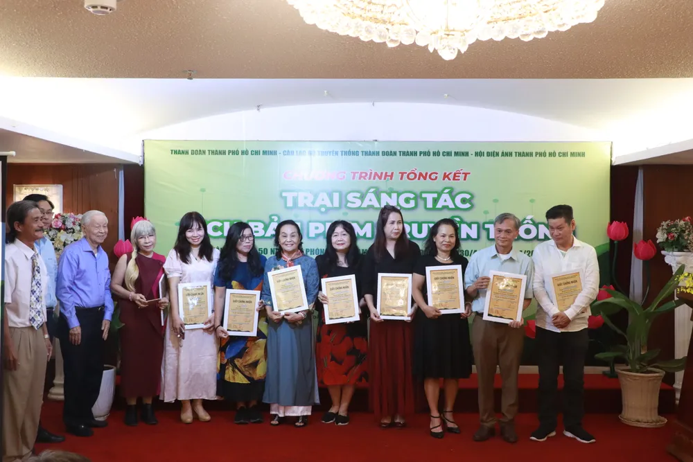 Ông Phạm Chánh Trực, Nguyên Phó Bí thư Thường trực Thành uỷ trao giải cho 9 tác giải đoạt giải Trại sáng tác kịch bản phim